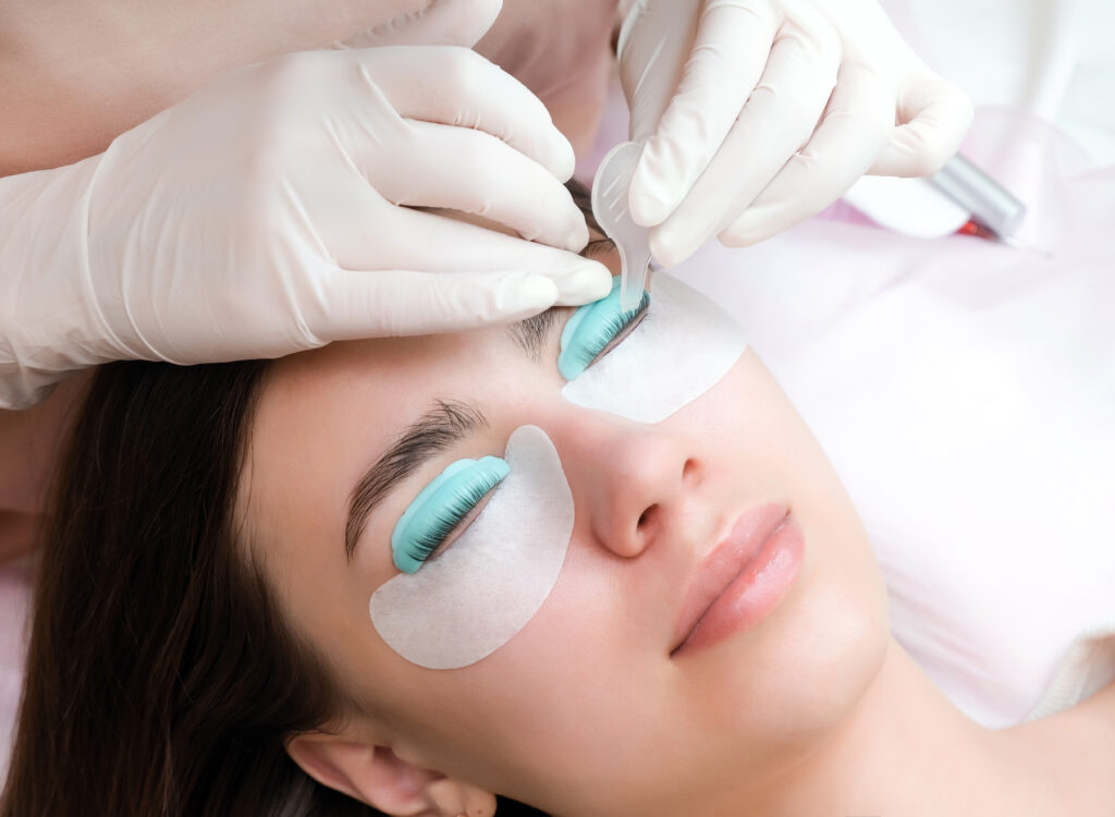 Lash Lift vs Eyelash Extensions: Which Enhancement is Right for You? 2 Lash Lift vs eyelash extensions