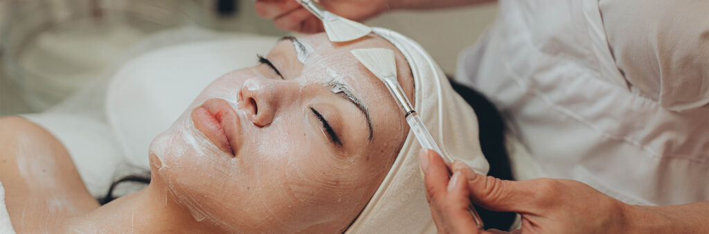Deep Cleansing and Extraction in Customized Facials